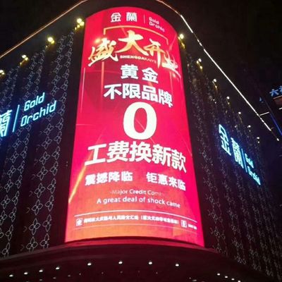 شاشة LED عالية السطوع 8600 شمعة عرض P10 1R1G1B مسافة عرض 10 أمتار